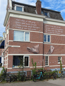912050 Gezicht op de zijgevel van het pand Biltstraat 208 te Utrecht, met het gedicht 'Hoe vaak je ook ging' van Ingmar ...